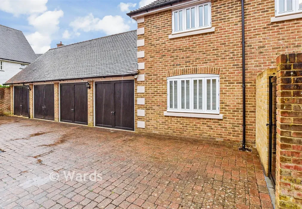 Driveway/Parking - Hawkridge Grove, Kings Hill, Kent - Wards of Kent