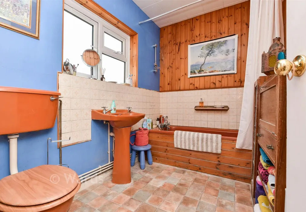 Bathroom - Tivoli Road, Margate, Kent - Wards of Kent