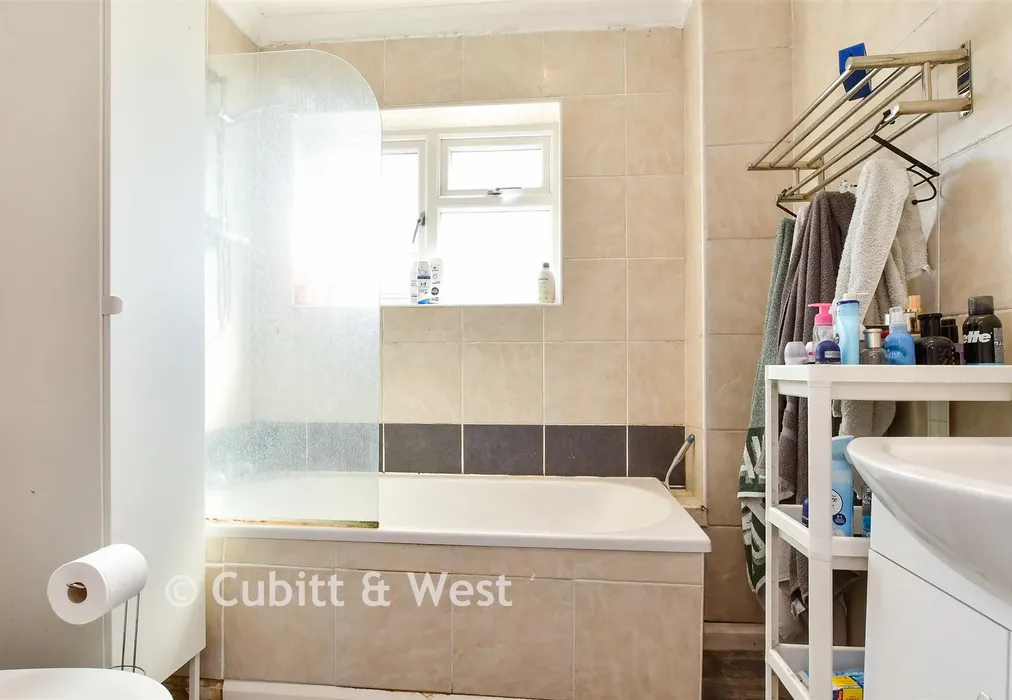 Bathroom - Buckingham Street, Brighton, East Sussex - Wards of Kent