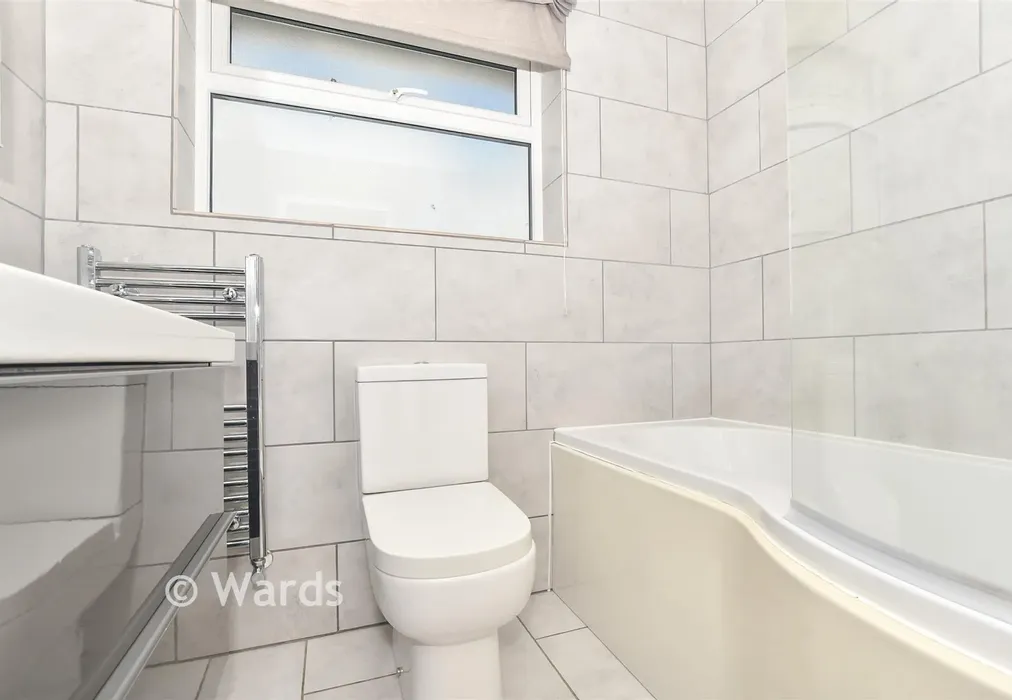 Bathroom - Hopes Grove, High Halden, Kent - Wards of Kent