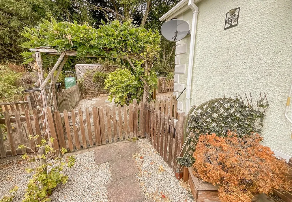 Side Garden - Station Road, Nettlestead, Maidstone, Kent - Wards of Kent