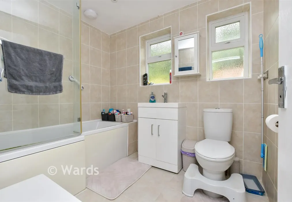 Bathroom - St. George's Crescent, Dover, Kent - Wards of Kent