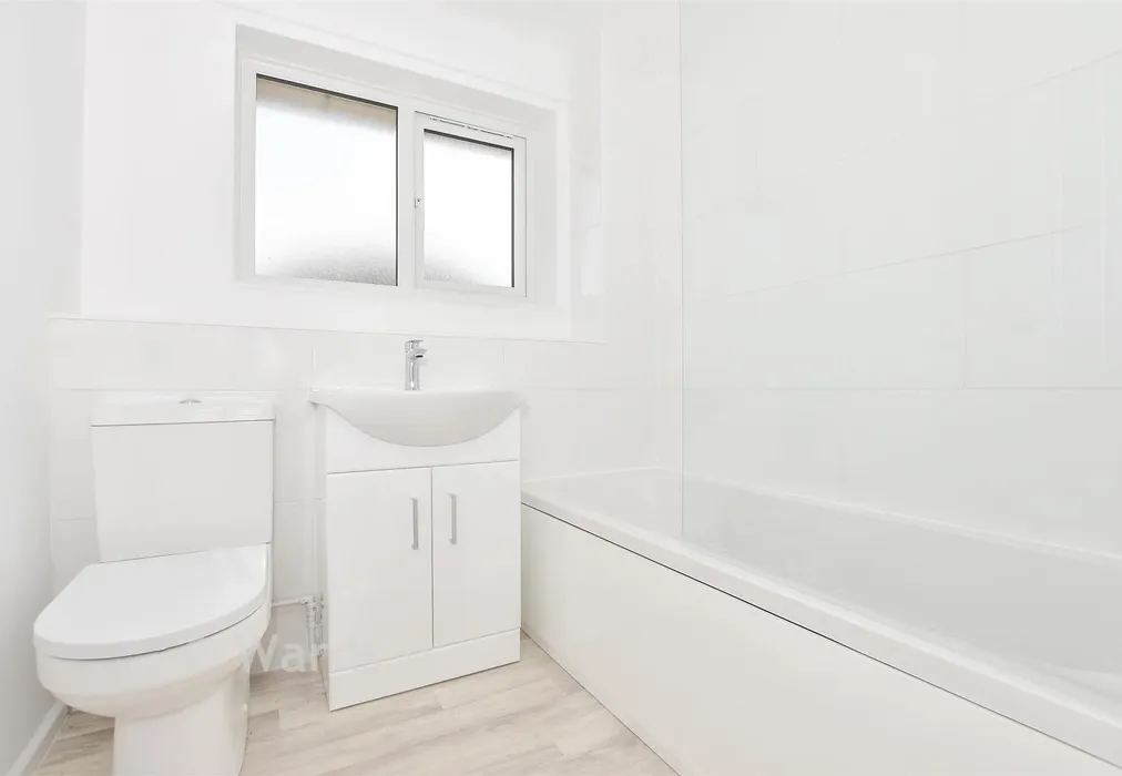 Bathroom - Gassons Road, Snodland, Kent - Wards of Kent