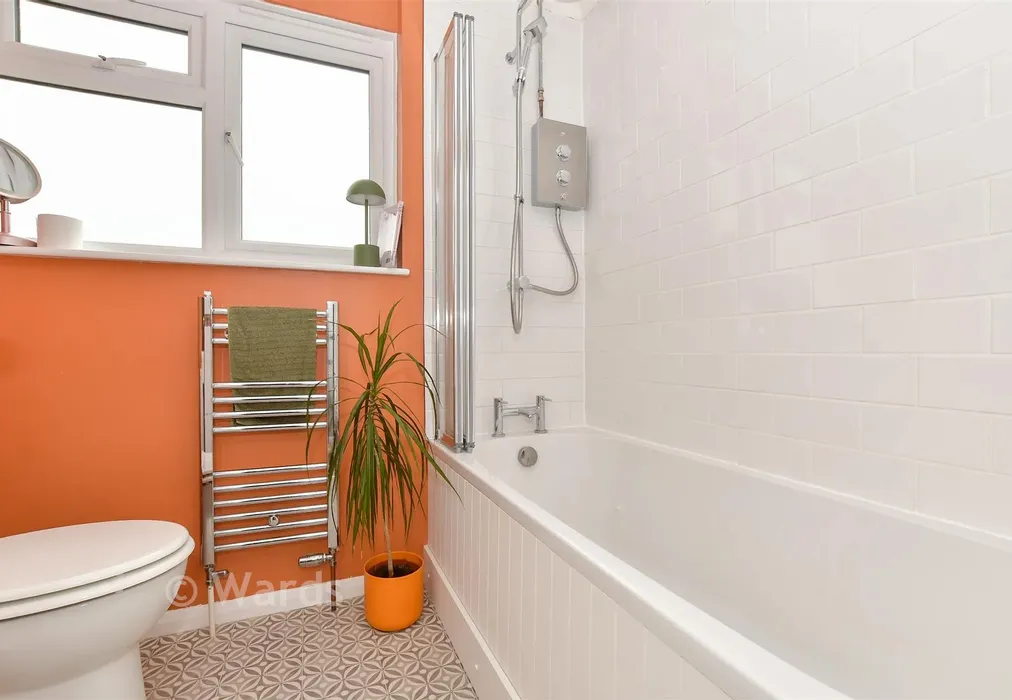 Bathroom - Chalcroft Road, Folkestone, Kent - Wards of Kent