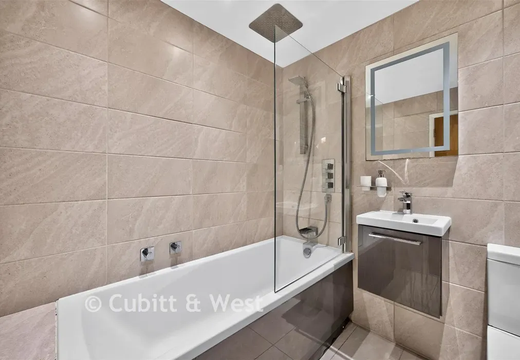 Bathroom - Pound Road, Banstead, Surrey - Wards of Kent