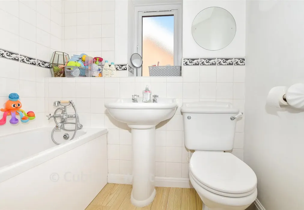 Bathroom - Longsdon Way, Caterham, Surrey - Wards of Kent