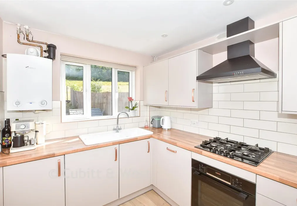 Kitchen - Longsdon Way, Caterham, Surrey - Wards of Kent
