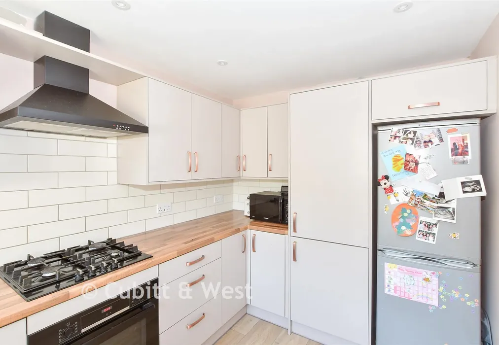 Kitchen - Longsdon Way, Caterham, Surrey - Wards of Kent