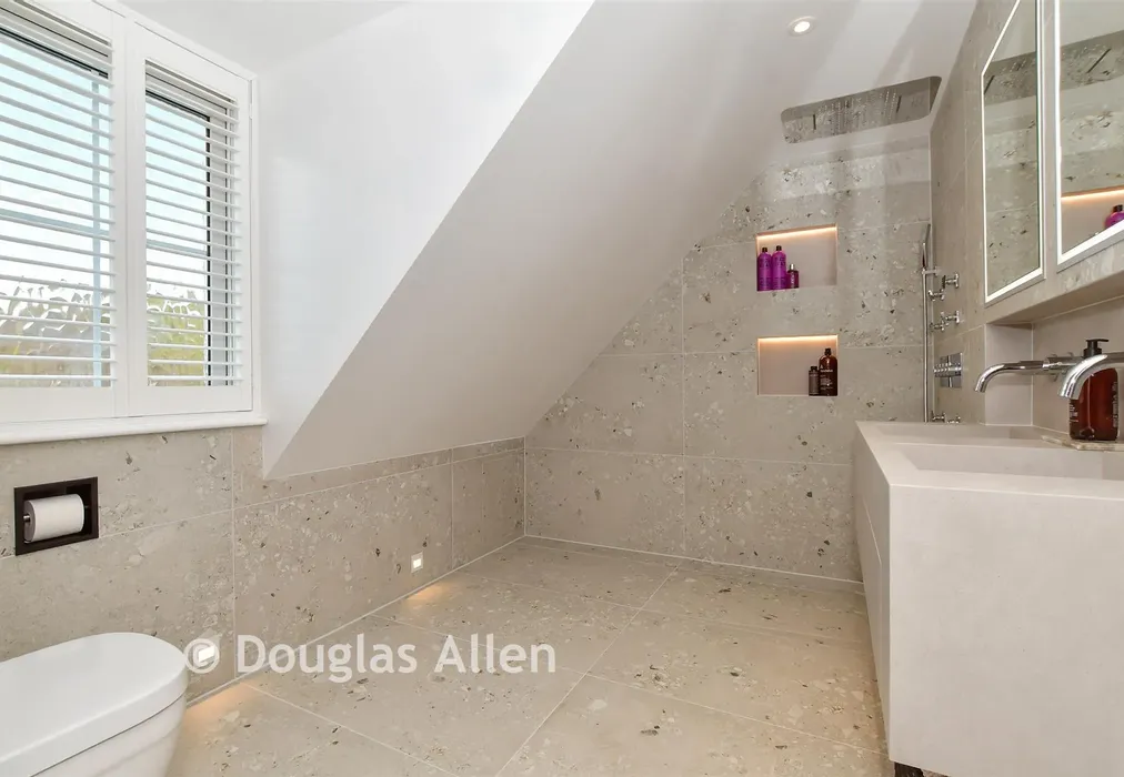 En-Suite - Theydon Grove, Epping, Essex - Wards of Kent