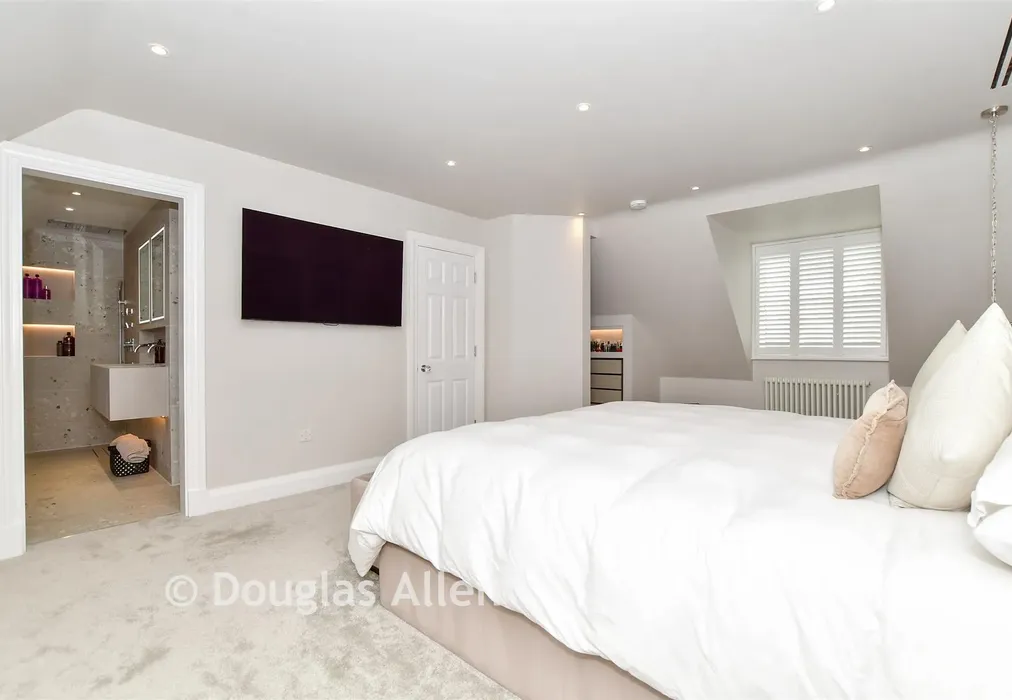 Bedroom 1 - Theydon Grove, Epping, Essex - Wards of Kent