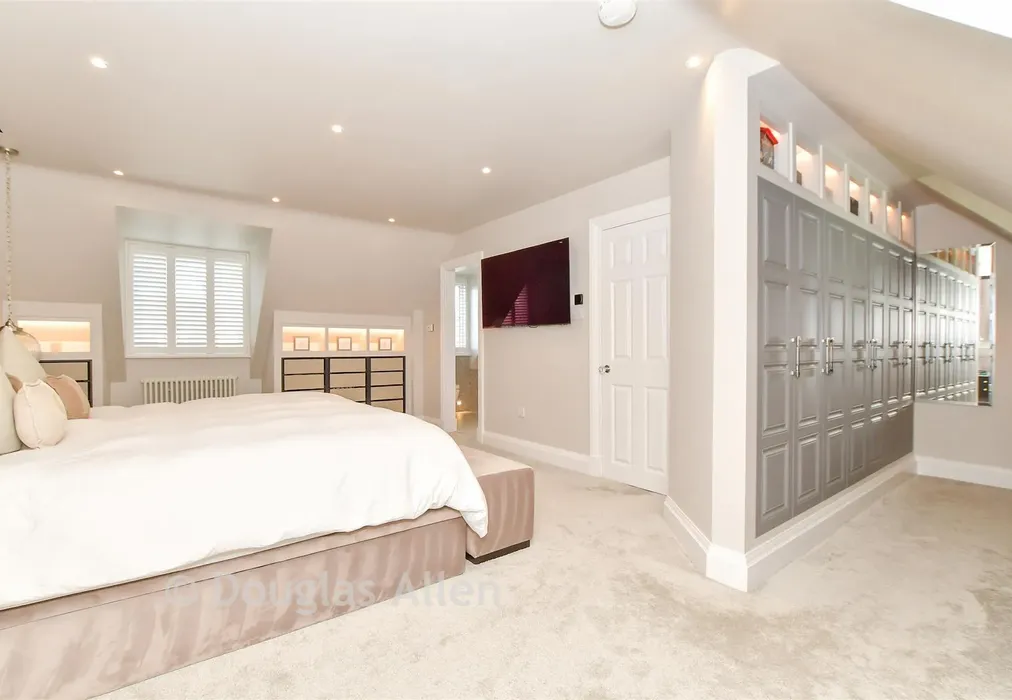 Bedroom 1 - Theydon Grove, Epping, Essex - Wards of Kent