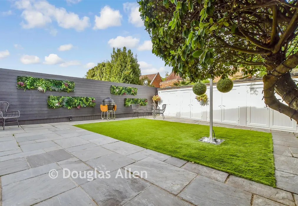 Rear Garden - Theydon Grove, Epping, Essex - Wards of Kent
