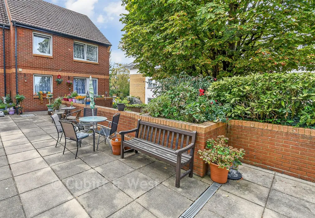 Communal Gardens - Linkfield Lane, Redhill, Surrey - Wards of Kent