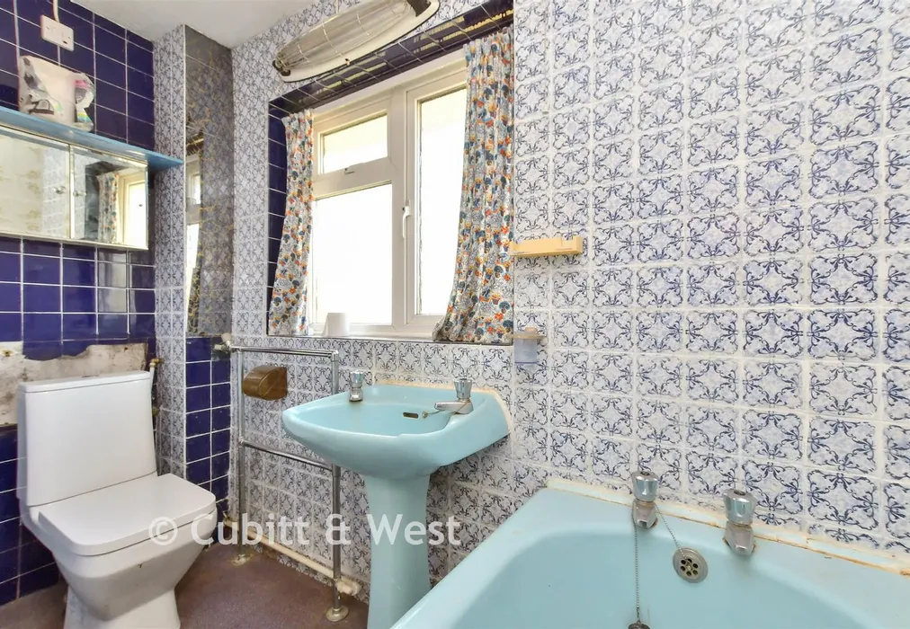Bathroom - Lambourne Road, Brighton, East Sussex - Wards of Kent