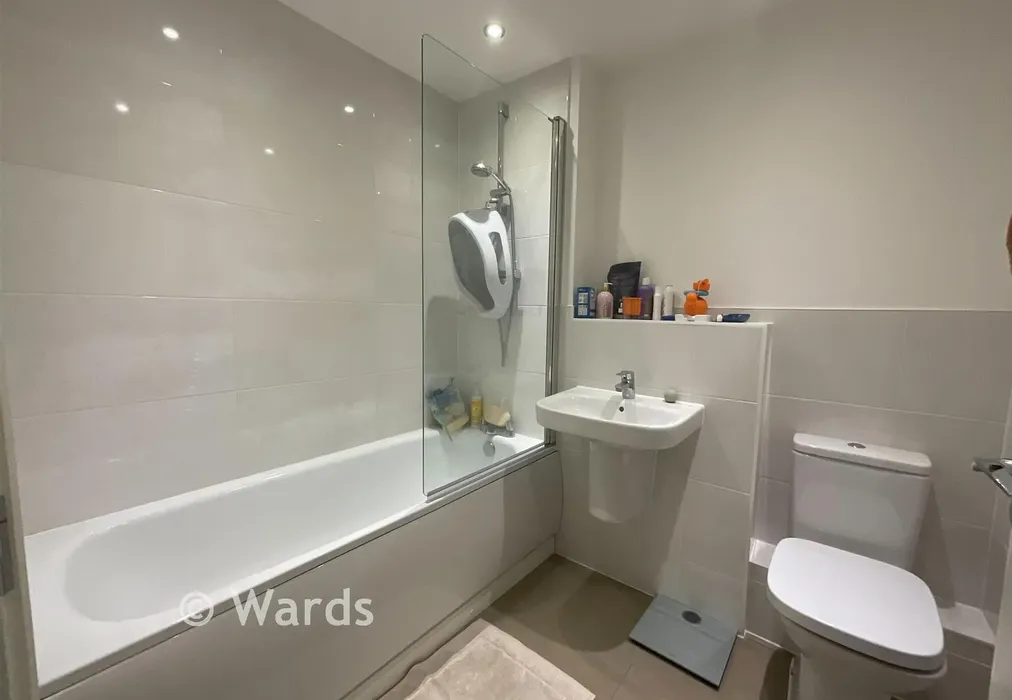 Bathroom - Ovens Road, Weldon, Swanscombe, Kent - Wards of Kent