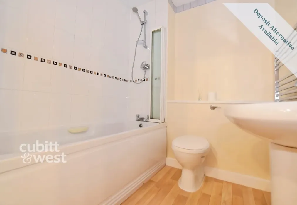 Bathroom - Garland Road, East Grinstead, RH19 - Wards of Kent