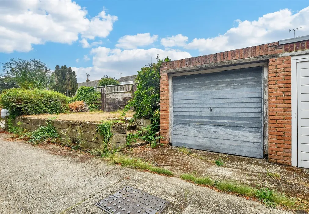 Garage - Yeoman Gardens, Willesborough, Kent - Wards of Kent