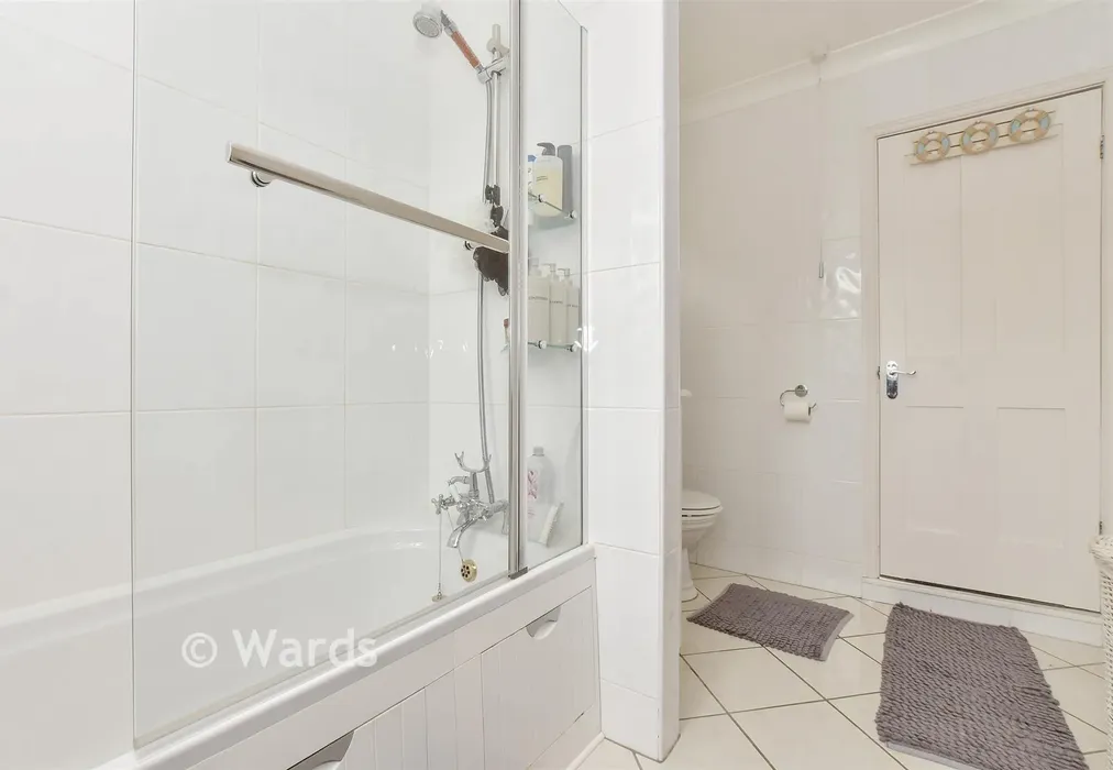 Bathroom - Winchelsea Street, Dover, Kent - Wards of Kent