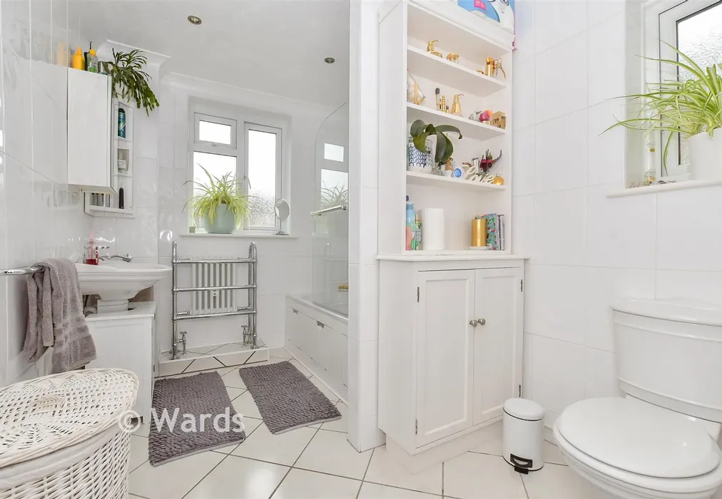 Bathroom - Winchelsea Street, Dover, Kent - Wards of Kent
