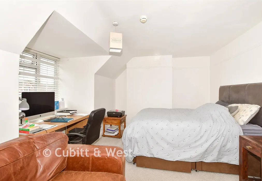 Bedroom 1 - London Road, East Grinstead, West Sussex - Wards of Kent