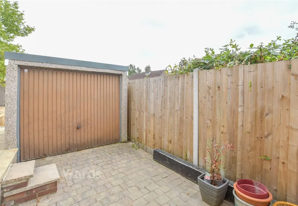 Garage - Barned Court, Maidstone, Barming, Kent - Wards of Kent
