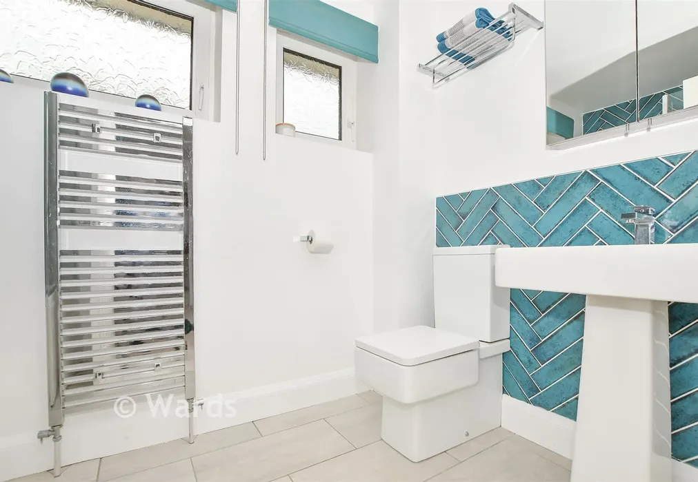 Bathroom - Barned Court, Maidstone, Barming, Kent - Wards of Kent