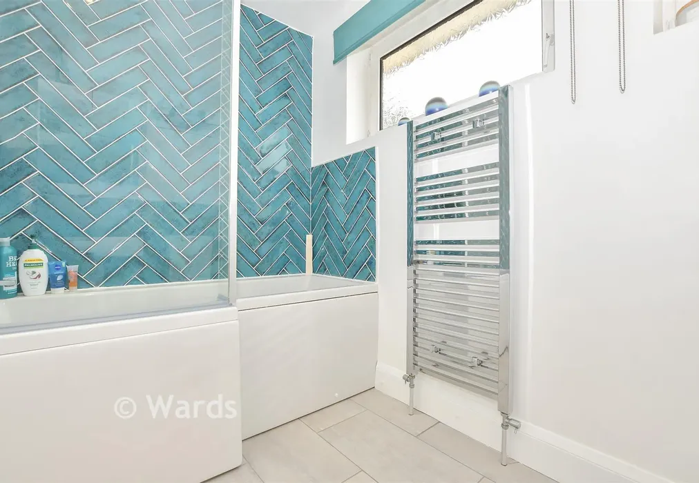Bathroom - Barned Court, Maidstone, Barming, Kent - Wards of Kent