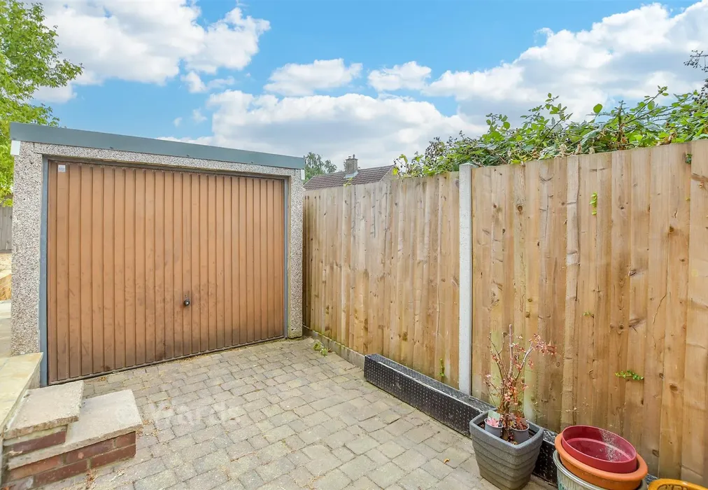 Garage - Barned Court, Maidstone, Barming, Kent - Wards of Kent