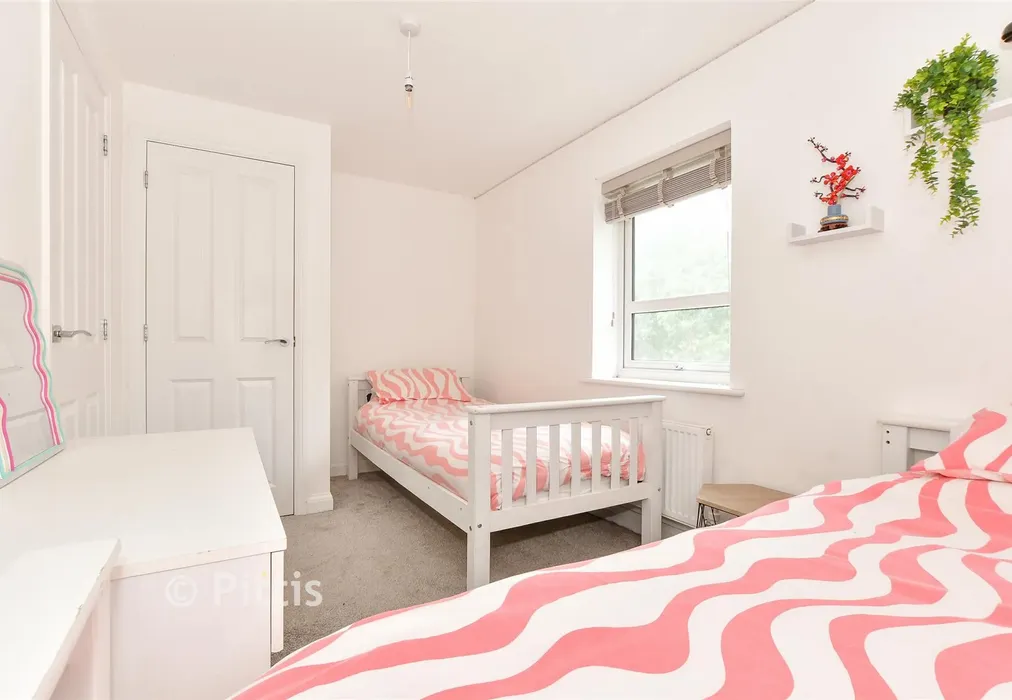 Bedroom 2 - Wintergreen Gardens, Newport, Isle of Wight - Wards of Kent