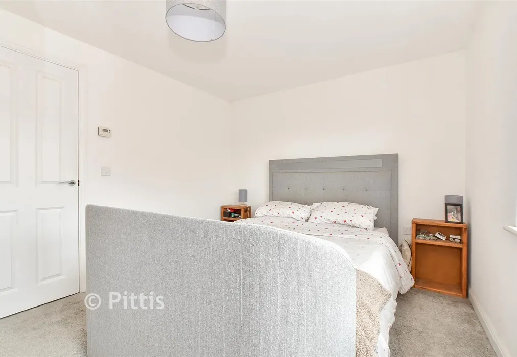 Bedroom 1 - Wintergreen Gardens, Newport, Isle of Wight - Wards of Kent