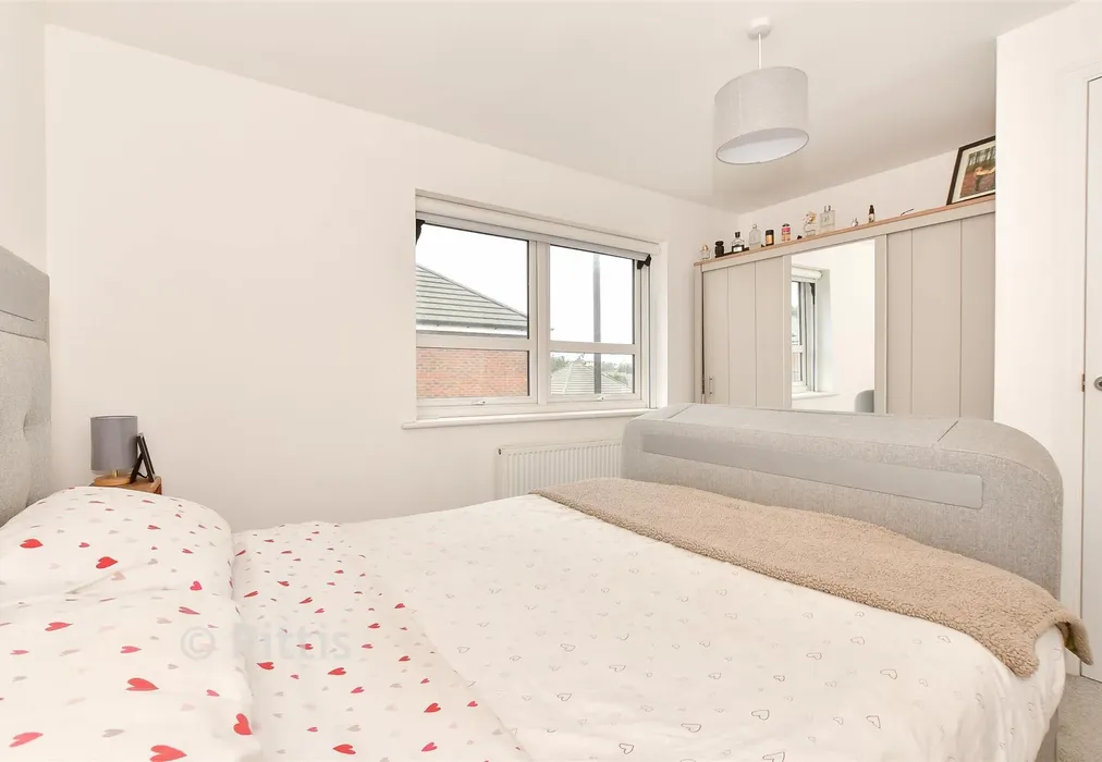 Bedroom 1 - Wintergreen Gardens, Newport, Isle of Wight - Wards of Kent