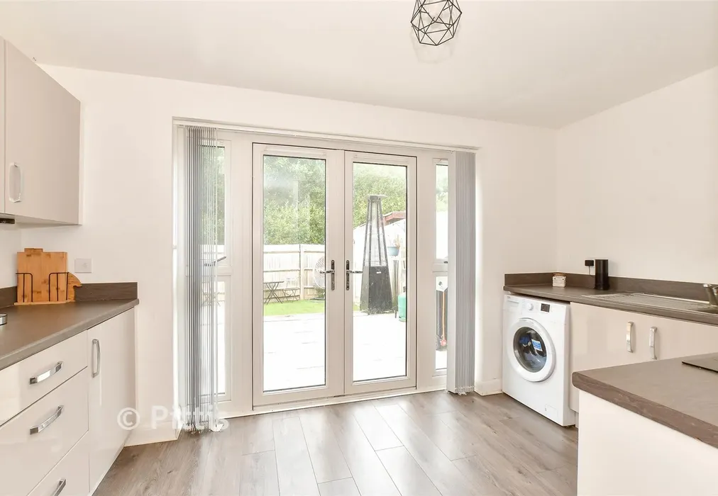 Kitchen - Wintergreen Gardens, Newport, Isle of Wight - Wards of Kent