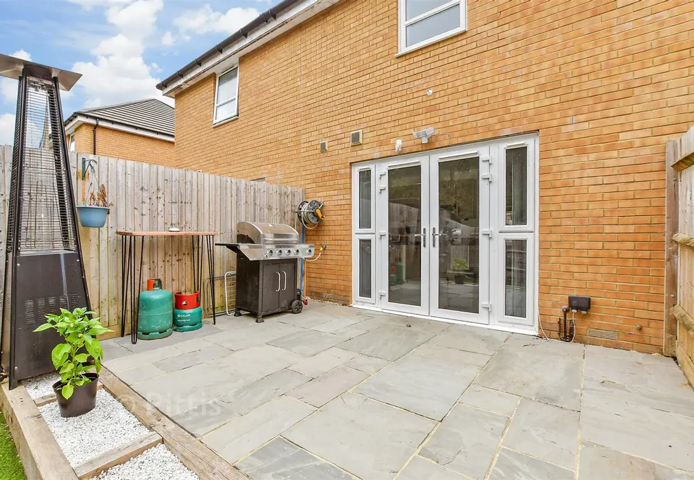 Rear Garden - Wintergreen Gardens, Newport, Isle of Wight - Wards of Kent