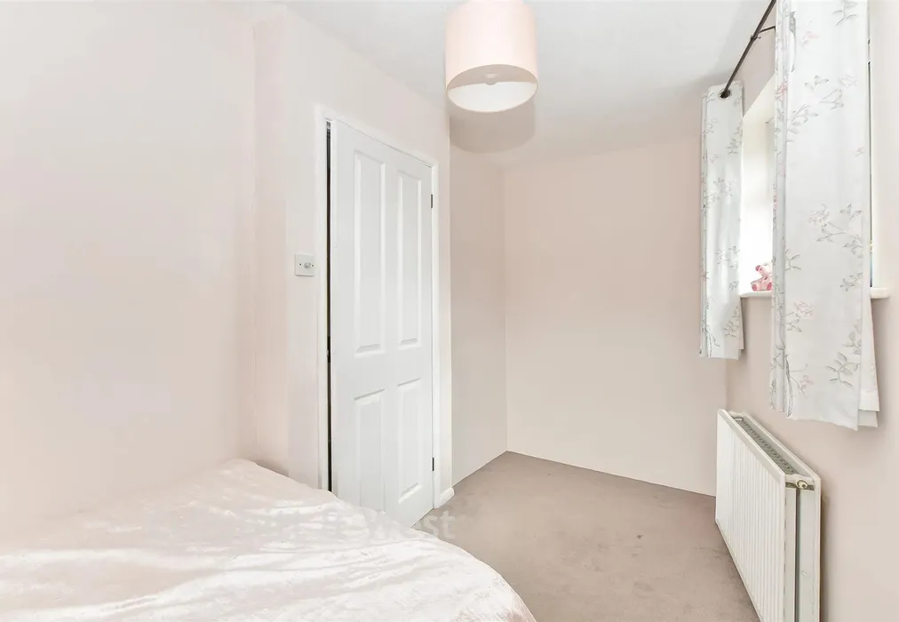 Bedroom 3 - Pineham Copse, Haywards Heath, West Sussex - Wards of Kent
