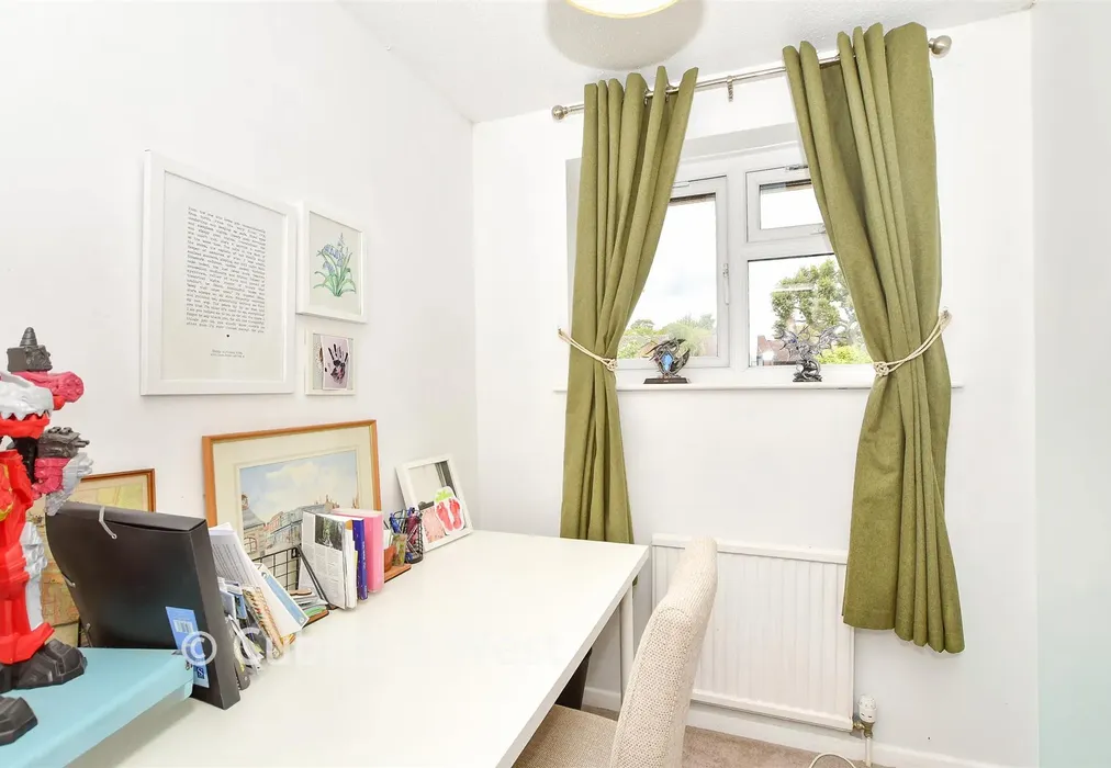 Bedroom 4 - Pineham Copse, Haywards Heath, West Sussex - Wards of Kent