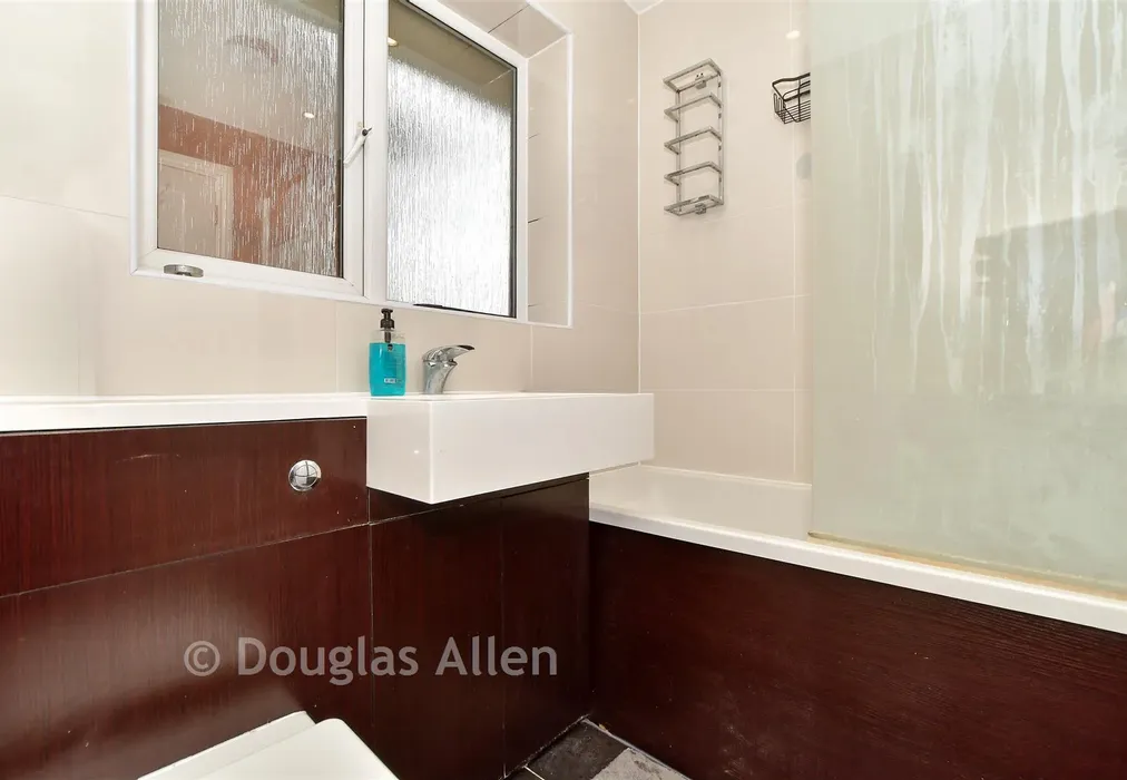 Bathroom - Church Road, Buckhurst Hill, Essex - Wards of Kent