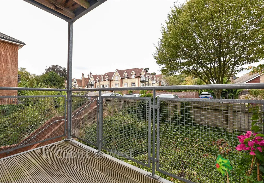 Balcony - The Cedars, Reigate, Surrey - Wards of Kent