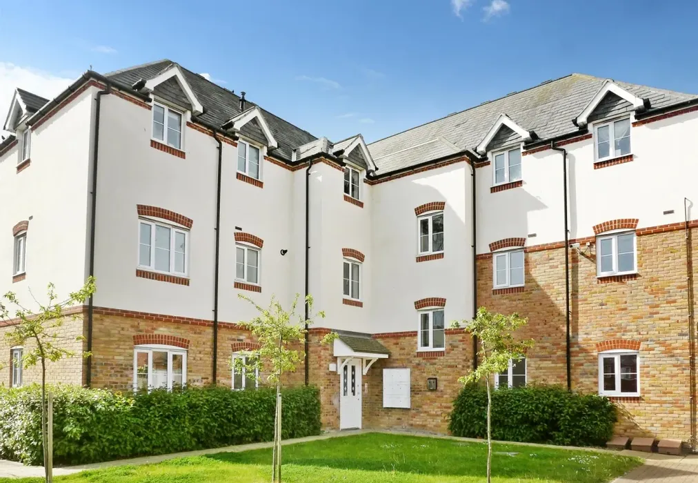21 abelyn front - Abelyn Avenue Sittingbourne ME10 - Wards of Kent