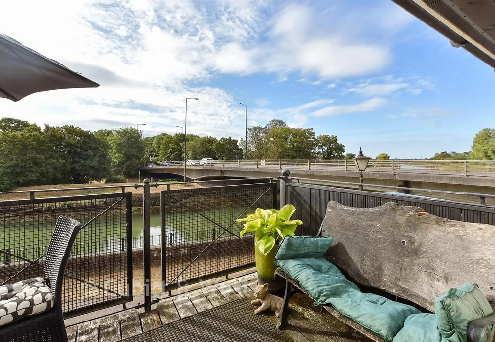 Balcony - Wheelwrights Close, Arundel, West Sussex - Wards of Kent