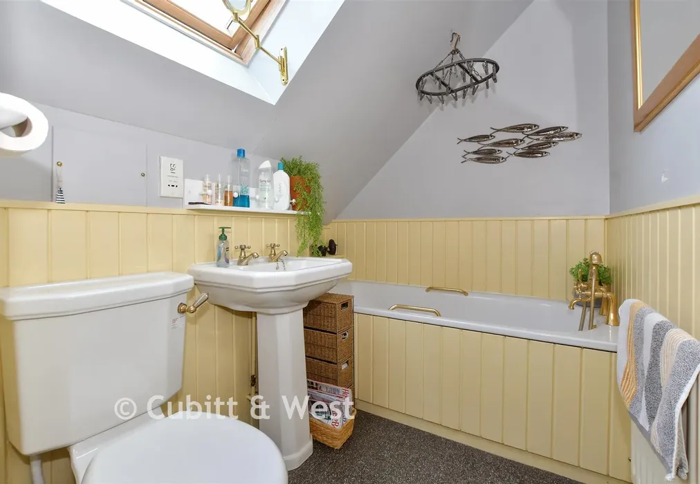 En-Suite Bathroom - Wheelwrights Close, Arundel, West Sussex - Wards of Kent