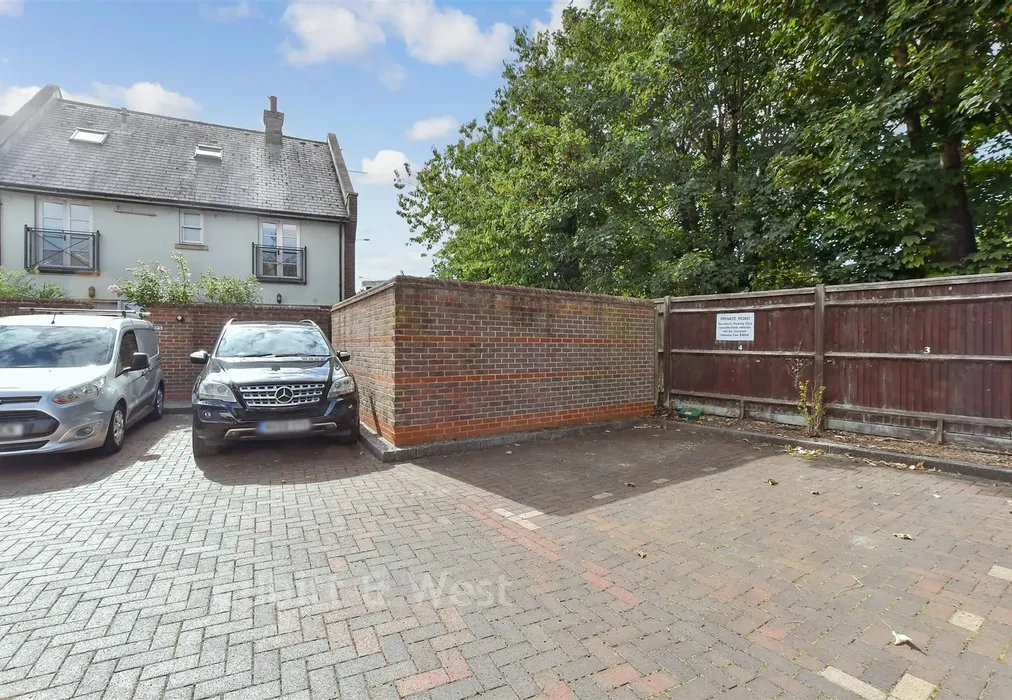 Driveway/Parking - Wheelwrights Close, Arundel, West Sussex - Wards of Kent