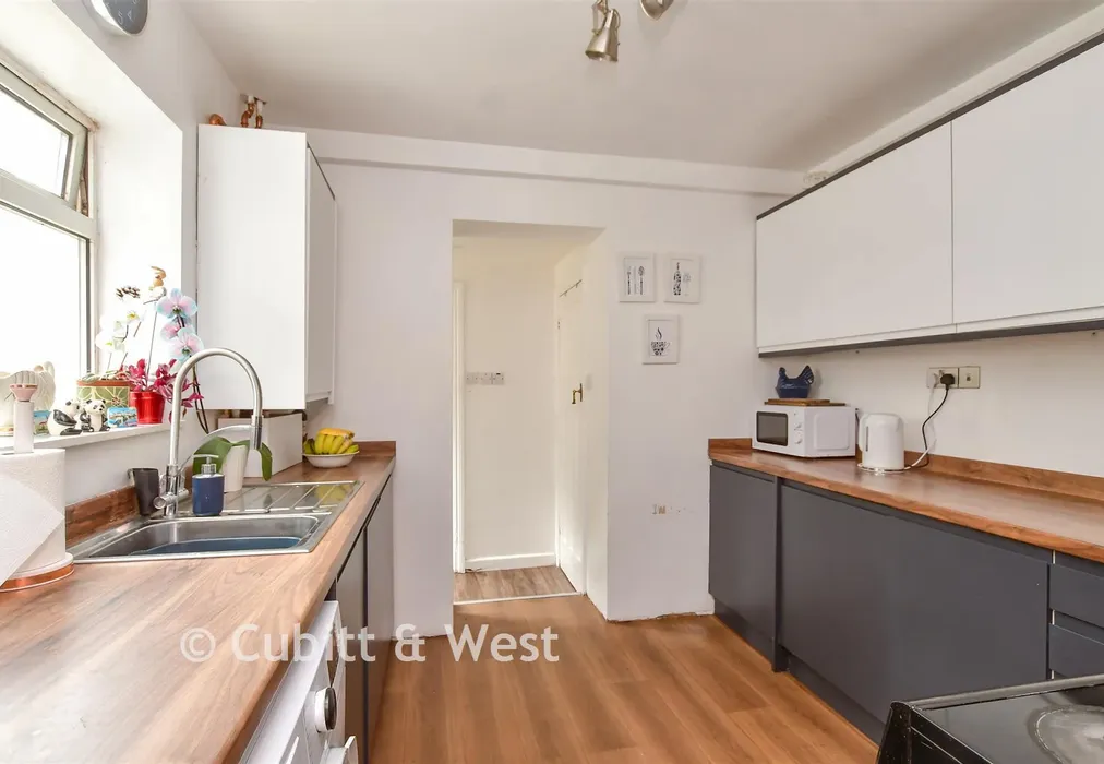 Kitchen - Carden Avenue, Patcham, Brighton, East Sussex - Wards of Kent