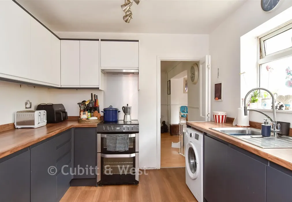 Kitchen - Carden Avenue, Patcham, Brighton, East Sussex - Wards of Kent