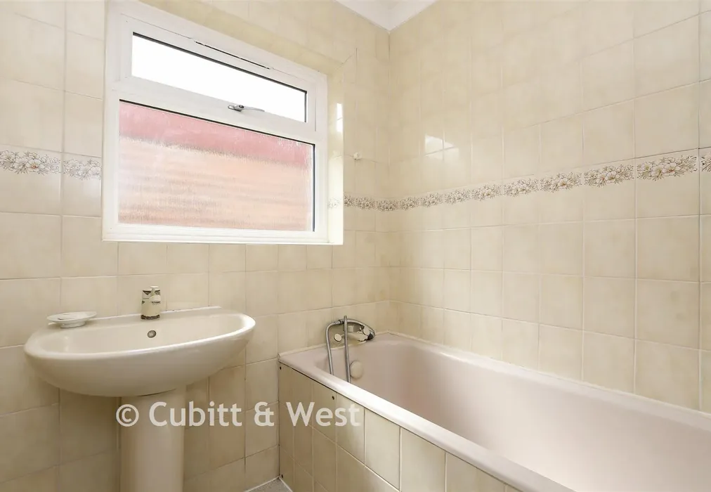 Bathroom - Tupwood Lane, Caterham, Surrey - Wards of Kent