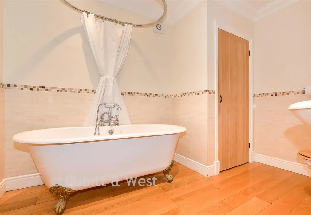 Bathroom - Cranston Road, East Grinstead, West Sussex - Wards of Kent