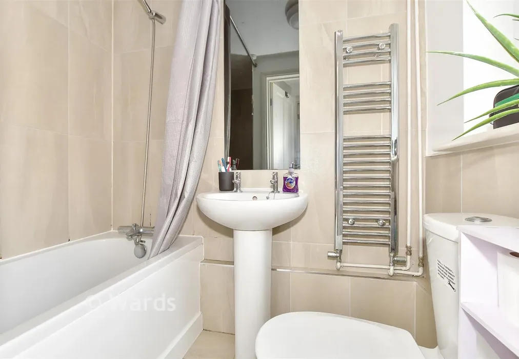 Bathroom - North Road, Queenborough, Sheerness, Kent - Wards of Kent