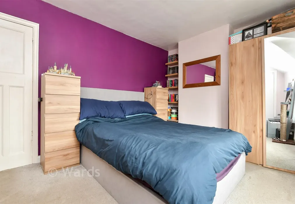 Bedroom 1 - Sweechgate, Broad Oak, Canterbury, Kent - Wards of Kent