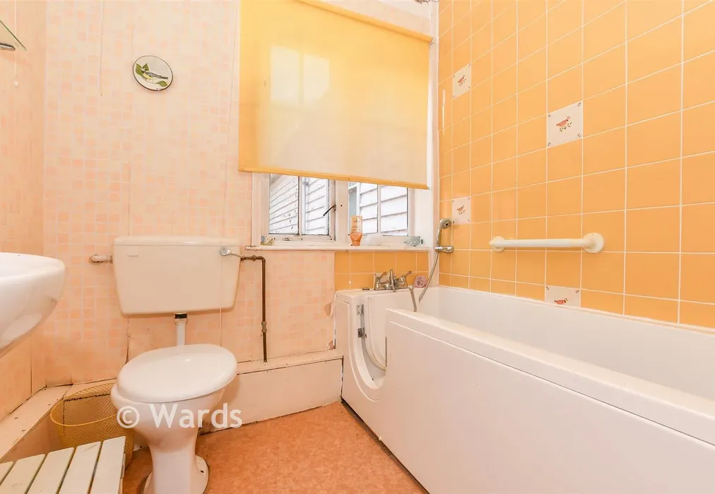 Bathroom - Tenterden Road, Rolvenden, Kent - Wards of Kent