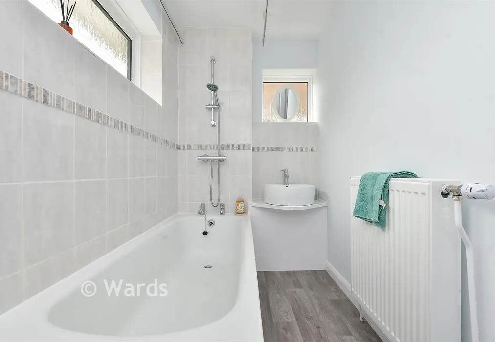 Bathroom - Northwood Road, Broadstairs, Kent - Wards of Kent