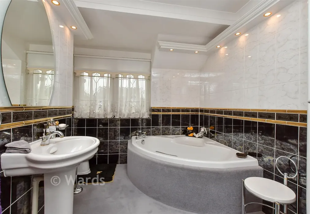 Family Bathroom - Cloisterham Road, Rochester, Kent - Wards of Kent